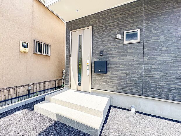 【玄関】玄関はおうちの顔と言われます。玄関アプローチは、外観デザインの印象を左右します。