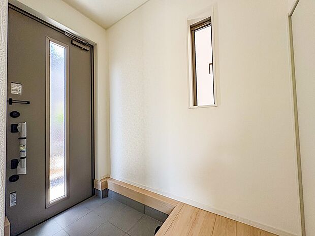 【玄関】玄関はおうちの顔と言われます。玄関アプローチは、外観デザインの印象を左右します。ご家族の個性を出しながら、素敵な玄関でお客様をお迎えしてください。