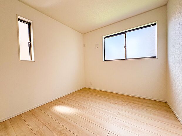 【子供部屋洋室4.5帖】お子様のお部屋にぴったりなクロークを備えたフローリング仕様の洋室です。