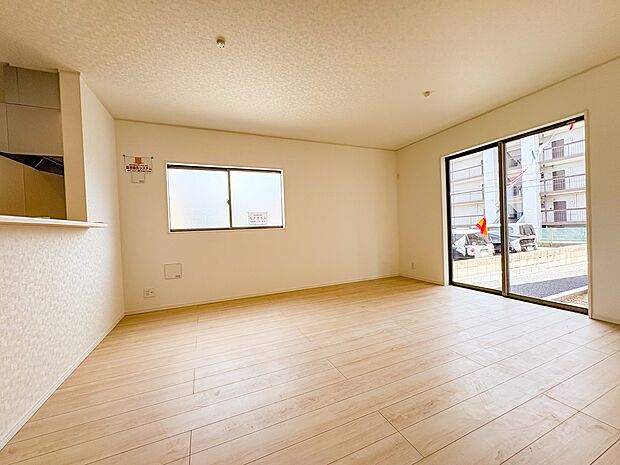 【リビングダイニングLDK15.75帖】シンプルなデザインの家は風情がある。住む人のこだわりを感じる。外観も内装もいたってシンプル。居心地がよく、家事や趣味、子育てなどにも集中できる。家も人…