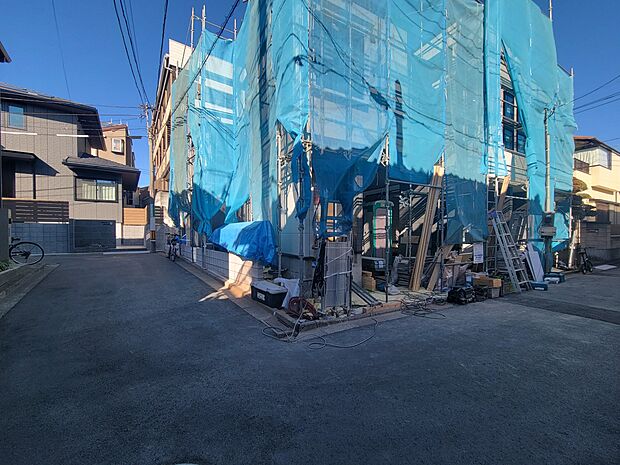 【外観】堂々たる趣ながら、主張し過ぎずどこか余裕を感じさせるシャープなフォルムで佇む邸宅は、晴天の空と照らし合わせる事で、本来あるべき完成形の姿を見せてくれます。