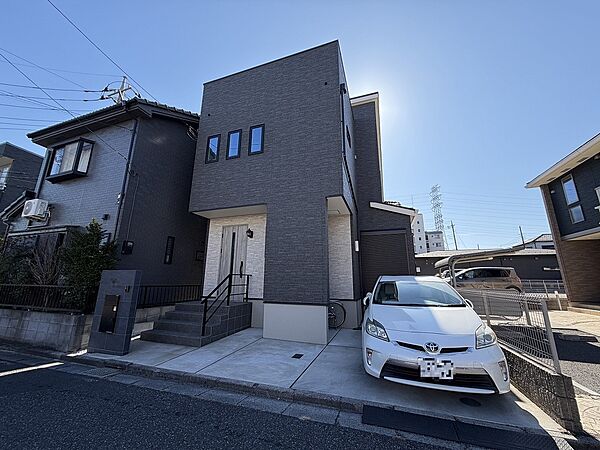【外観】こちらの物件に少しでもご興味がありましたら、お気軽にお電話下さい。ネット上で「見えない物」「わからない事」でも、実際にご見学いただくことで、手に取るようにおわかりいただけるはずです。…