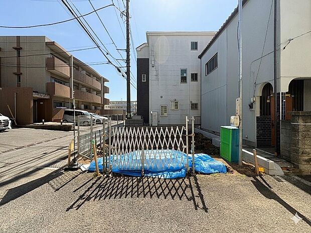 【前面道路】車の通行が少ないので、静かな住環境を維持することができます。