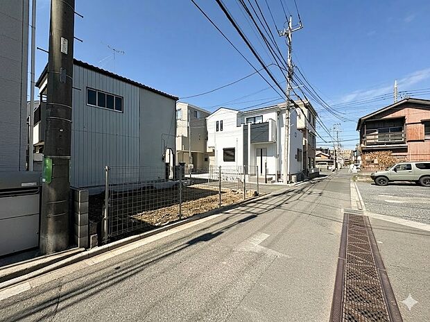 車の通行が少ないので、静かな住環境を維持することができます。