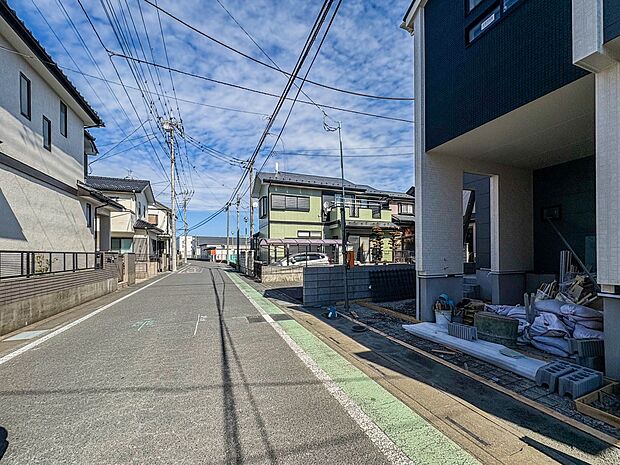 【前面道路6m】家の前をまっすぐの通りが走っている。クルマは少なく、人々は毎朝、ウォーキング、ジョギング、犬の散歩など、フリーな朝時間を過ごしている。