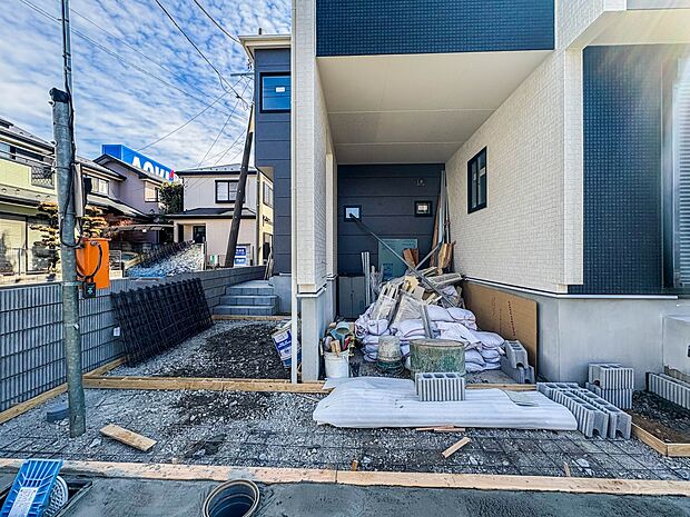 【駐車場】毎日の生活にマイカーが必須という方は、購入を検討する際、駐車場があることは大事な条件です。毎日の通勤や家族の送迎、買い物やお出かけなどクルマのある暮らしを満喫したい方は要チェック。…