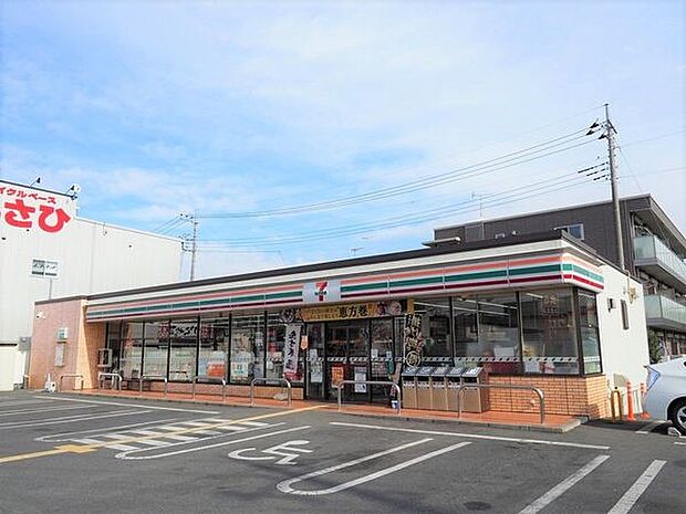 コンビニ 343m セブンイレブン(セブンイレブンは近くて便利を掲げています。近くとは、心の近さ。便利とはモノが期待以上の品質でお客さまに届くこと。セブン銀行など新しいサービスを積極的に導入…