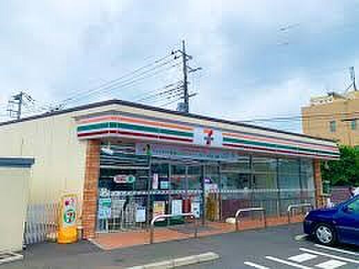コンビニ 800m セブンイレブンさいたま上小町店(セブンイレブンは近くて便利を掲げています。近くとは、心の近さ。便利とはモノが期待以上の品質でお客さまに届くこと。セブン銀行など新しいサービ…