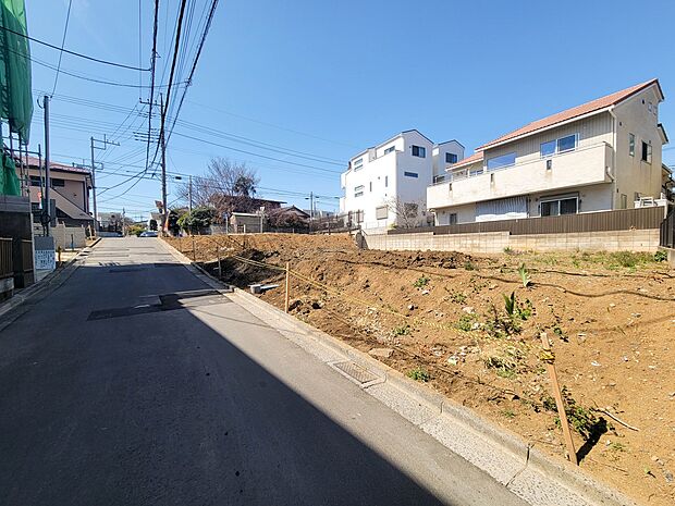 【前面道路】車の通行が少ないので、静かな住環境を維持することができます。
