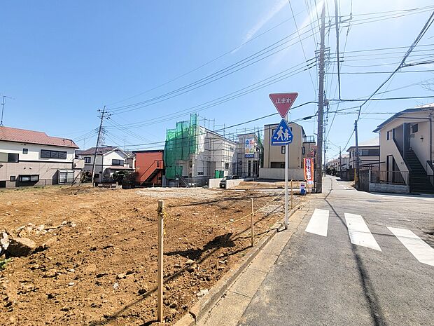 【外観】堂々たる趣ながら、主張し過ぎずどこか余裕を感じさせるシャープなフォルムで佇む邸宅は、晴天の空と照らし合わせる事で、本来あるべき完成形の姿を見せてくれます。