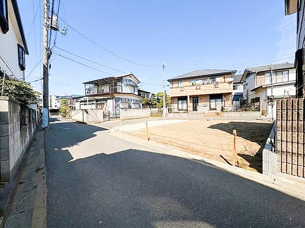 【前面道路】家の前をまっすぐの通りが走っている。クルマは少なく、人々は毎朝、ウォーキング、ジョギング、犬の散歩など、フリーな朝時間を過ごしている。