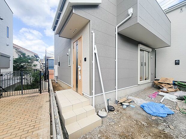 【玄関】玄関はおうちの顔と言われます。玄関アプローチは、外観デザインの印象を左右します。