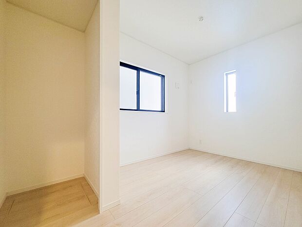 【寝室】シンプルな内装はおしゃれのポイントです。シンプルは華美より飽きがこないからです。色や模様でおしゃれ感をだす。それがシンプルイズビューティーです。