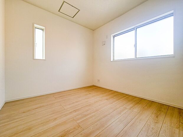【子供部屋】お子様のお部屋にぴったりなクロークを備えたフローリング仕様の洋室です。