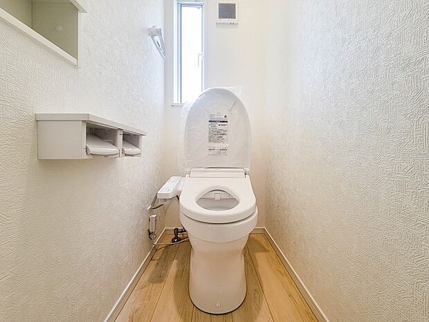 【トイレ】トイレはほどよい空間。居心地のよいスペースといえます。落ち着き、ホッとでき、我にかえる場所。トイレは自分をみつめる場所でもあるのです。