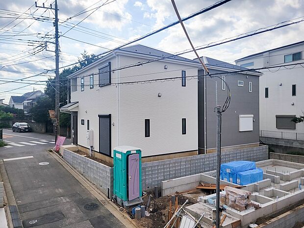 【外観】堂々たる趣ながら、主張し過ぎずどこか余裕を感じさせるシャープなフォルムで佇む邸宅は、晴天の空と照らし合わせる事で、本来あるべき完成形の姿を見せてくれます。