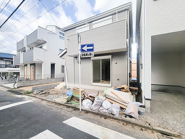 【駐車場】駐車2台スペースを確保。大きめのお車でもOK。