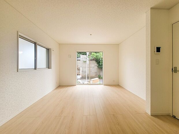【リビングダイニング】うららかな陽射しがどのお部屋にも降り注ぎますように、快適さを追求した間取設計。得難い立地環境での生活を恵みの豊かな永住の地へと変えてくれます。