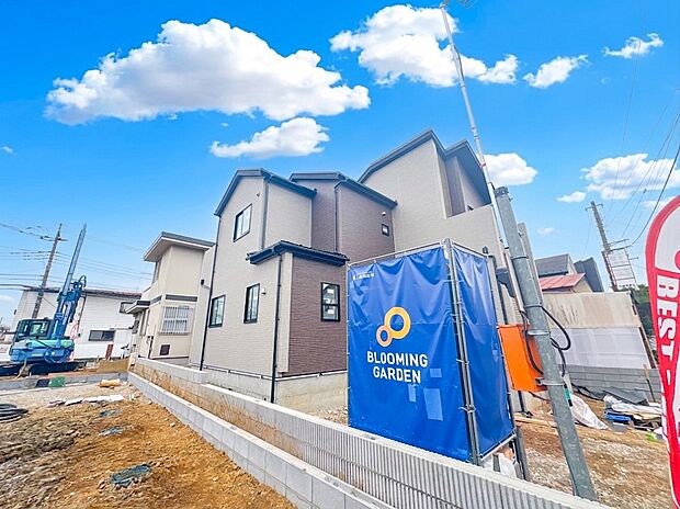 【外観】堂々たる趣ながら、主張し過ぎずどこか余裕を感じさせるシャープなフォルムで佇む邸宅は、晴天の空と照らし合わせる事で、本来あるべき完成形の姿を見せてくれます。