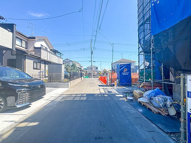 【前面道路、公道4m】車の通行が少ないので、静かな住環境を維持することができます。