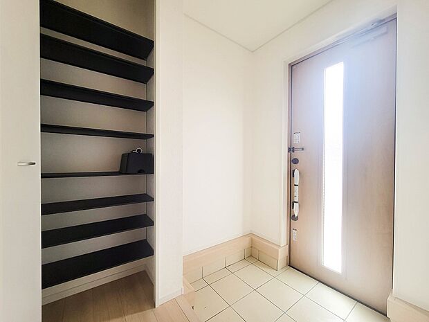 【玄関】スタイリッシュかつ品のある玄関。