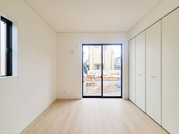 【寝室】シンプルな内装はおしゃれのポイントです。シンプルは華美より飽きがこないからです。色や模様でおしゃれ感をだす。それがシンプルイズビューティーです。