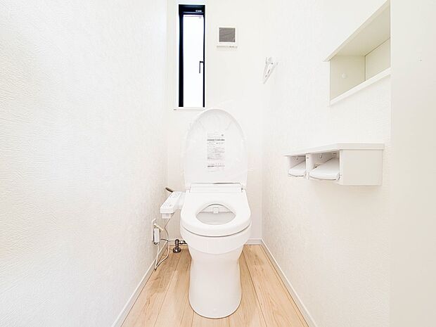 【トイレ】トイレはほどよい空間。居心地のよいスペースといえます。落ち着き、ホッとでき、我にかえる場所。トイレは自分をみつめる場所でもあるのです。
