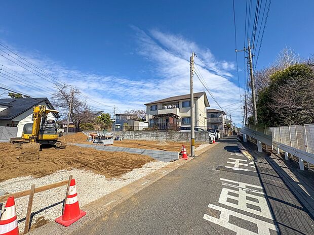 【前面道路】家の前をまっすぐの通りが走っている。クルマは少なく、人々は毎朝、ウォーキング、ジョギング、犬の散歩など、フリーな朝時間を過ごしている。