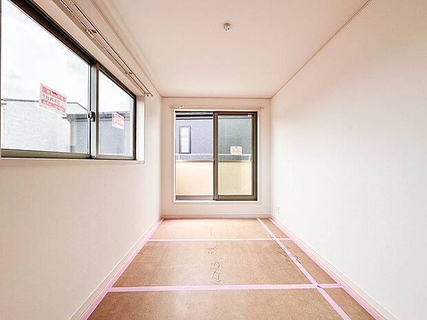 【寝室】シンプルな内装はおしゃれのポイントです。シンプルは華美より飽きがこないからです。色や模様でおしゃれ感をだす。それがシンプルイズビューティーです。