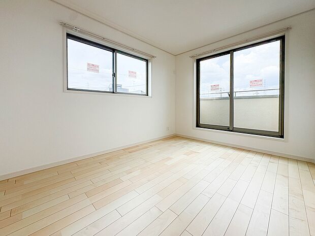 【子供部屋】お子様のお部屋にぴったりなクロークを備えたフローリング仕様の洋室です。
