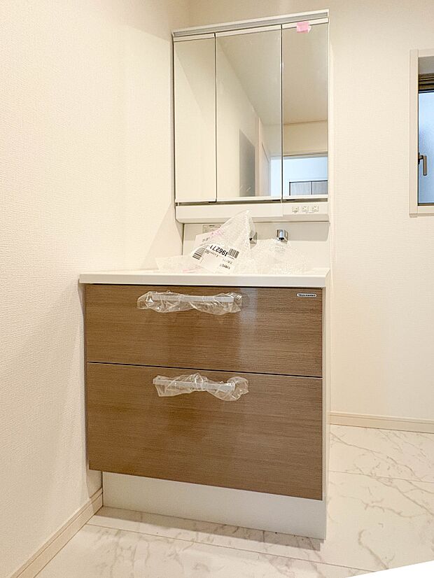 【洗面台】 十分な大きさの洗面台は、身だしなみチェックや歯磨きなど、朝の慌ただしい時間でもホテルライクなスペースで余裕とゆとりを感じて頂けます。