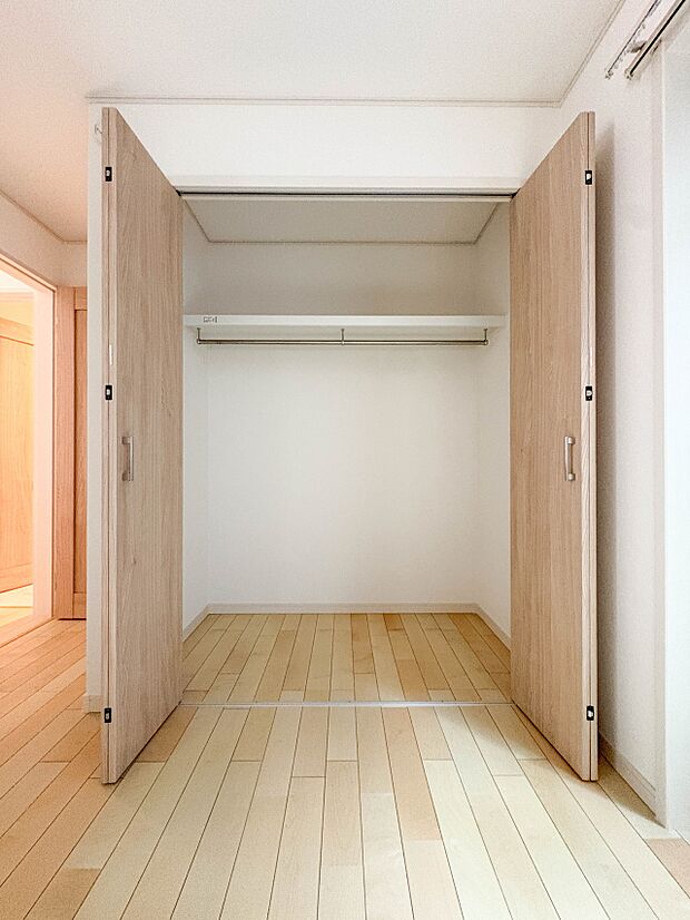 【CL(クローゼット)】 壁面クローゼットのメリットは、衣類が横一列に並ぶためひと目で洋服が選びやすいこと。衣類をたくさんお持ちの方も、限られたスペース内に無理なく収納することができます。…