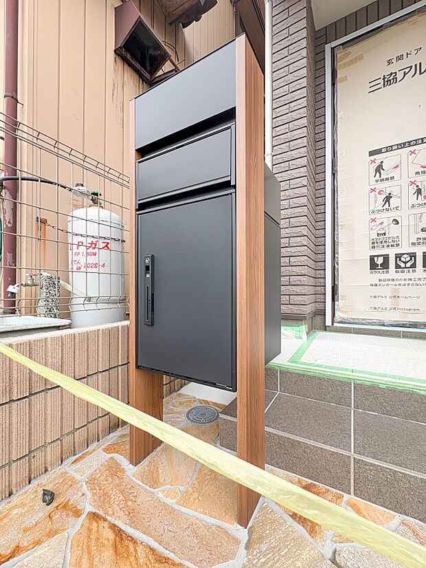 【宅配ボックス】好きな時間にいつでも荷物を受取れるため、到着時間を気にして自宅で待機したり、再配達の連絡をする手間がかかりません。共働きなど不在が多い方、ネット通販の利用が多い方に大変便利。…