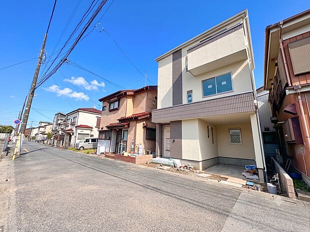 【前面道路】6mの広々とした公道。車の通行が少ないので、静かな住環境を維持することができます。