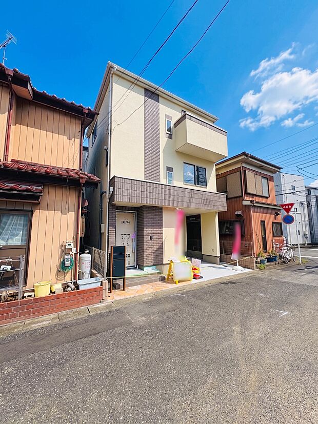 【外観】小中学校・公園・スーパー・コンビニ・病院が徒歩7分以内の立地です。
