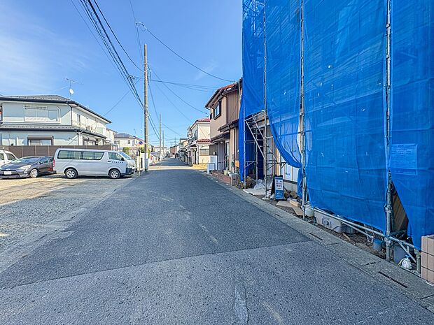 【前面道路】6ｍの広々とした公道。車の通行が少ないので、静かな住環境を維持することができます。