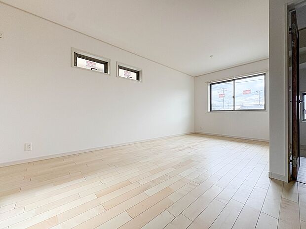 【リビングダイニング】シンプルなデザインの家は風情がある。住む人のこだわりを感じる。外観も内装もいたってシンプル。居心地がよく、家事や趣味、子育てなどにも集中できる。家も人間も熟成するほどシ…