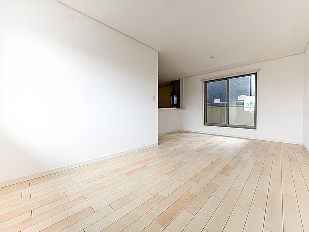 【リビングダイニング】シンプルなデザインの家は風情がある。住む人のこだわりを感じる。外観も内装もいたってシンプル。居心地がよく、家事や趣味、子育てなどにも集中できる。家も人間も熟成するほどシ…