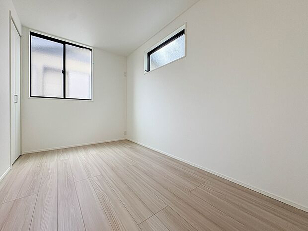 【寝室】充実した生活は伸びやかな居室空間から始まります。快適に・伸びやかに。心の潤いを求める方々へ。