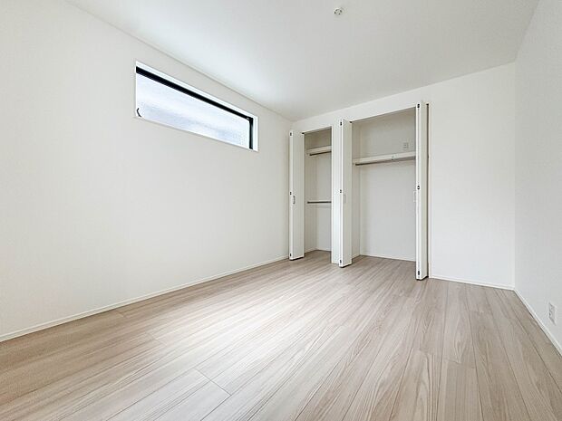 【子供部屋】お子様のお部屋にぴったりなクロークを備えたフローリング仕様の洋室です。