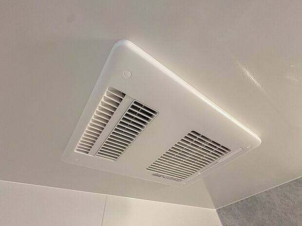【浴室暖房乾燥機】 雨の日の部屋干しは乾きにくく、生乾きの臭いが気になります。浴室暖房乾燥機があればそんな心配はいりません。換気や暖房機能もあるのでカビの発生や寒い日のヒートショックも防ぎ…