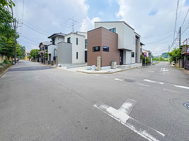 【前面道路】車の通行が少ないので、静かな住環境を維持することができます。
