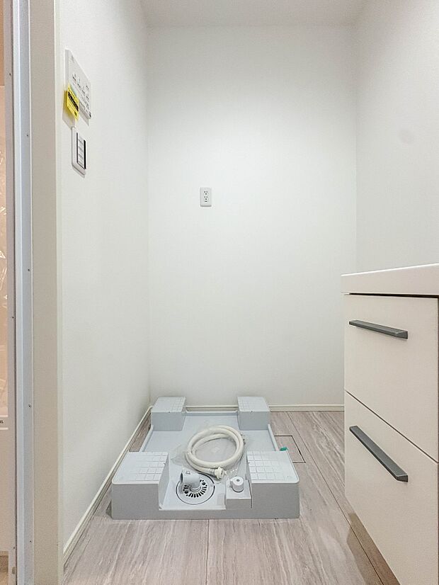 【洗濯機置き場】毎日使う洗濯機。しっかりと奥行きのある置き場が確保されています。
