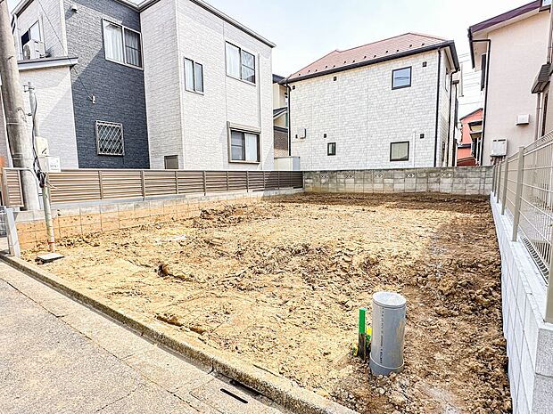 【外観】堂々たる趣ながら、主張し過ぎずどこか余裕を感じさせるシャープなフォルムで佇む邸宅は、晴天の空と照らし合わせる事で、本来あるべき完成形の姿を見せてくれます。