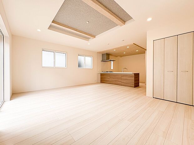 【リビング 18.5帖】 整然とした空間演出、快適な理想の暮らしの実現は家のみの拘りではなく、そこで暮らす方々にとって素敵な環境であることも挙げられると思います。四季折々の変化が奏でる鼓動…