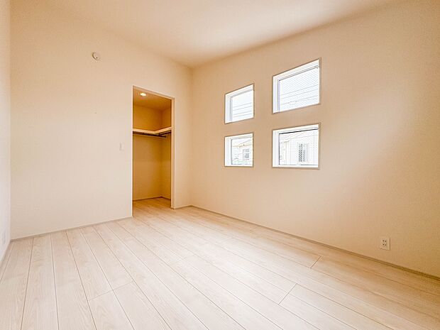 【子供部屋 6帖】お子様のお部屋にぴったりなクロークを備えたフローリング仕様の洋室です。
