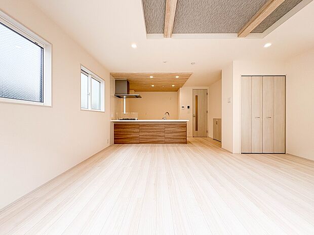 【リビングダイニング 18.5帖】シンプルなデザインの家は風情がある。住む人のこだわりを感じる。外観も内装もいたってシンプル。居心地がよく、家事や趣味、子育てなどにも集中できる。家も人間も熟…