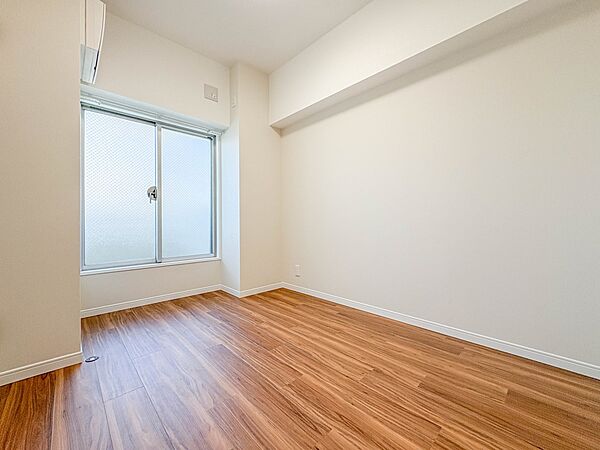【子供部屋】たっぷりの収納も配備、片付いた空間。陽光も明るく開放的な空間が魅力的