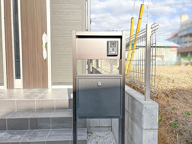 【防犯設備】ダイヤルロック付き郵便受け。スタイリッシュな見た目かつ機能的です。