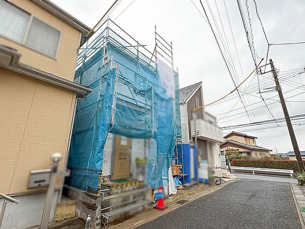 【外観】堂々たる趣ながら、主張し過ぎずどこか余裕を感じさせるシャープなフォルムで佇む邸宅は、晴天の空と照らし合わせる事で、本来あるべき完成形の姿を見せてくれます。